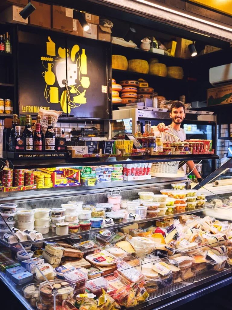 מעדנייה בתוך האנגר 12 בשוק הנמל