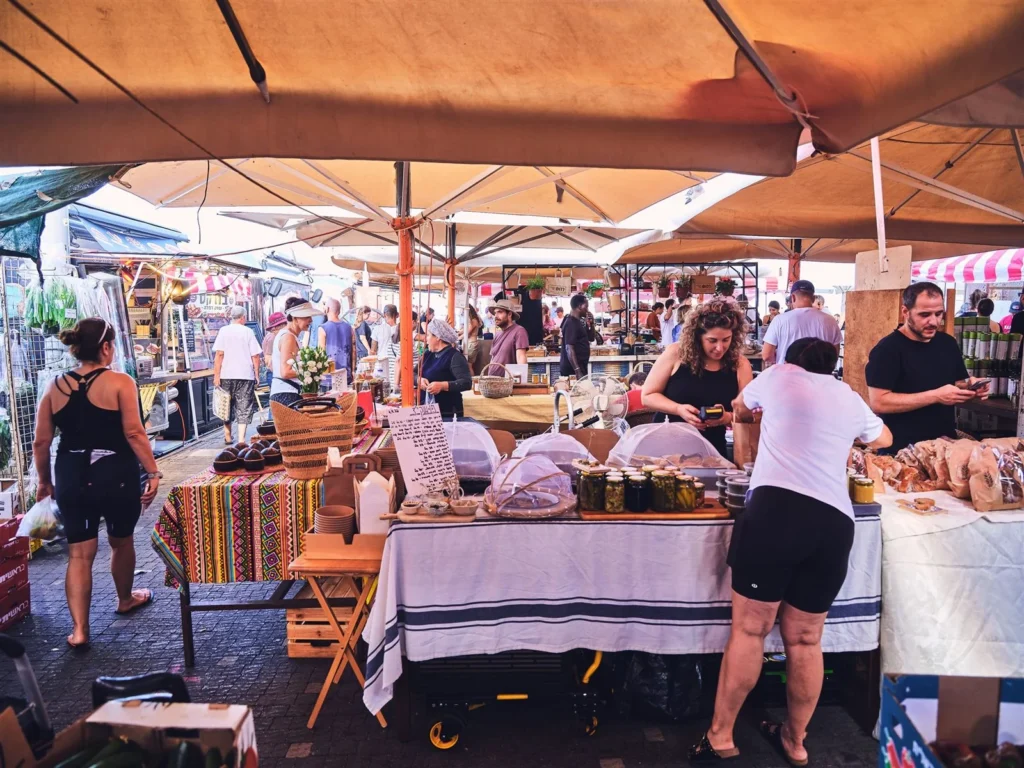 שוק האיכרים בהאנגר 12 תחת השמשיות, יום שישי